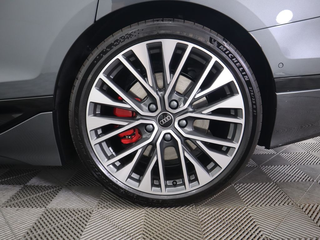 Thumbnail: 2025 Audi S6 - 32