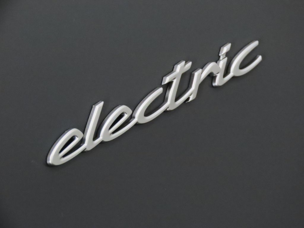 Thumbnail: 2026 Porsche Macan - 13