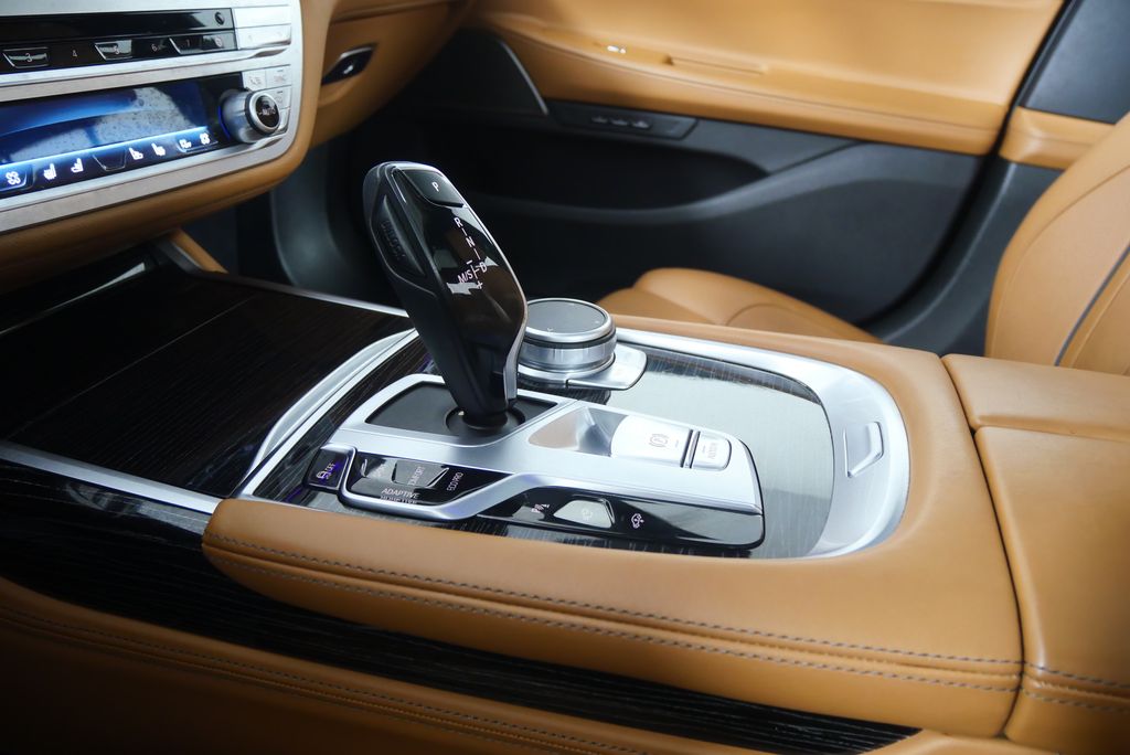 Thumbnail: 2022 BMW 7 Series - 26