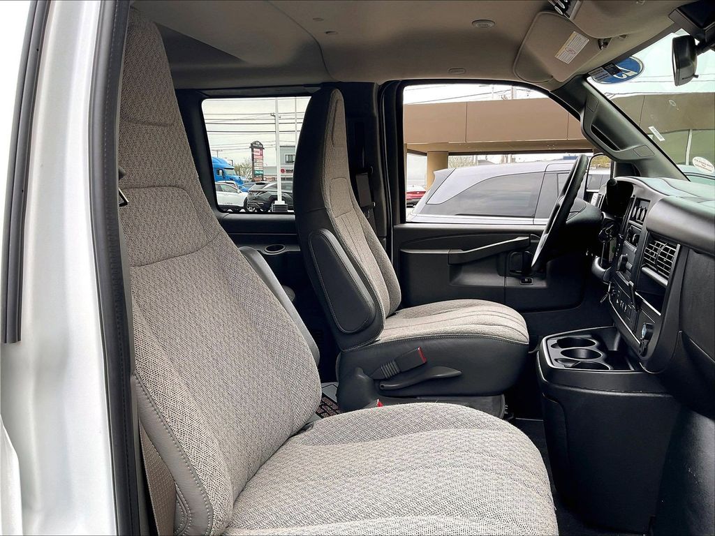 2025 Chevrolet Express 3500 — photo 11