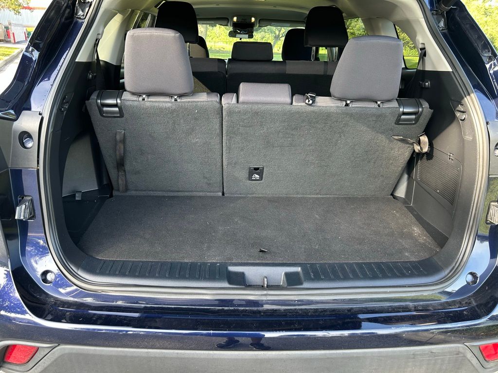 2021 Toyota Highlander LE 10