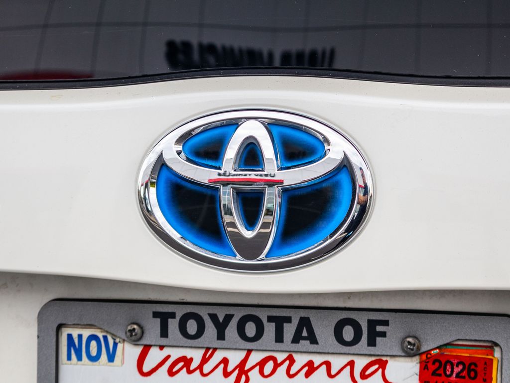 Used 2015 White Toyota Two image 13
