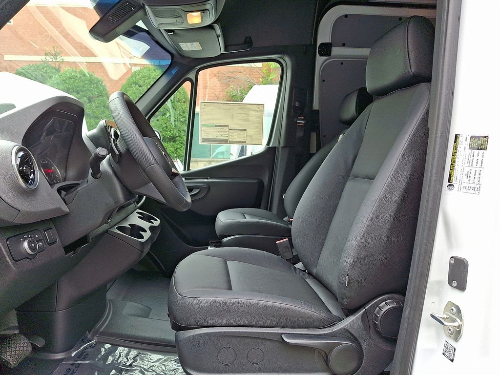 Thumbnail: 2025 Mercedes-Benz Sprinter - 7