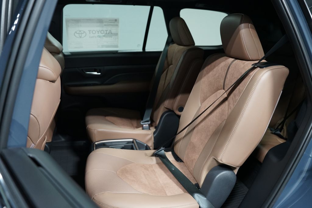 Thumbnail: 2025 Toyota Grand Highlander - 32