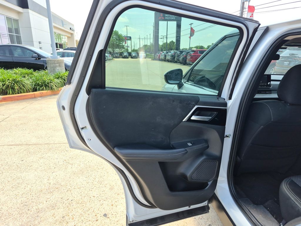2023 Mitsubishi Outlander ES White at Baytown Hyundai