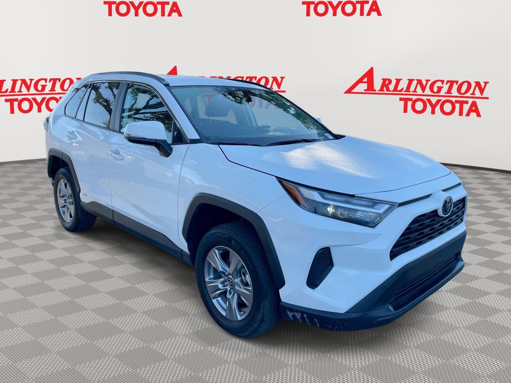 2025 Toyota RAV4 XLE's photo