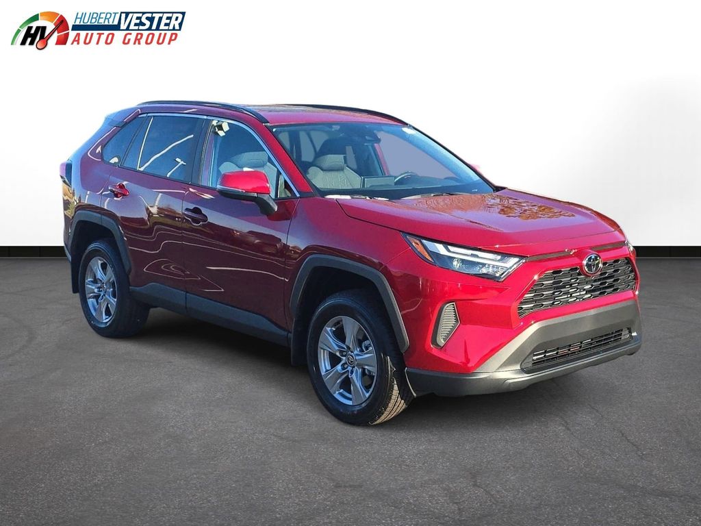 2025 Toyota RAV4 XLE photo 4