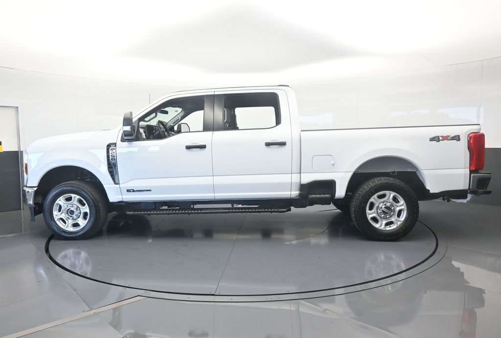 Used 2025 Oxford White Ford XLT image 3