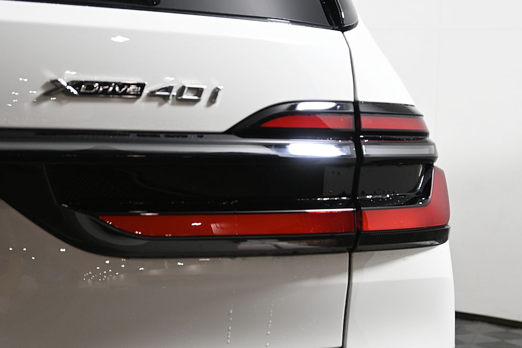 Thumbnail: 2026 BMW X7 - 13