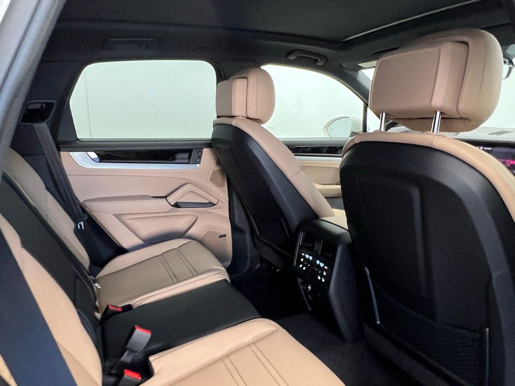 Thumbnail: 2026 Porsche Cayenne - 25