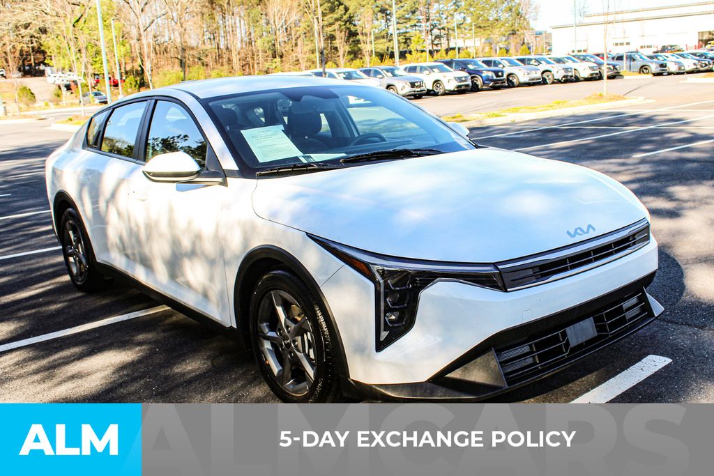 Used 2025 White Kia LXS image 4