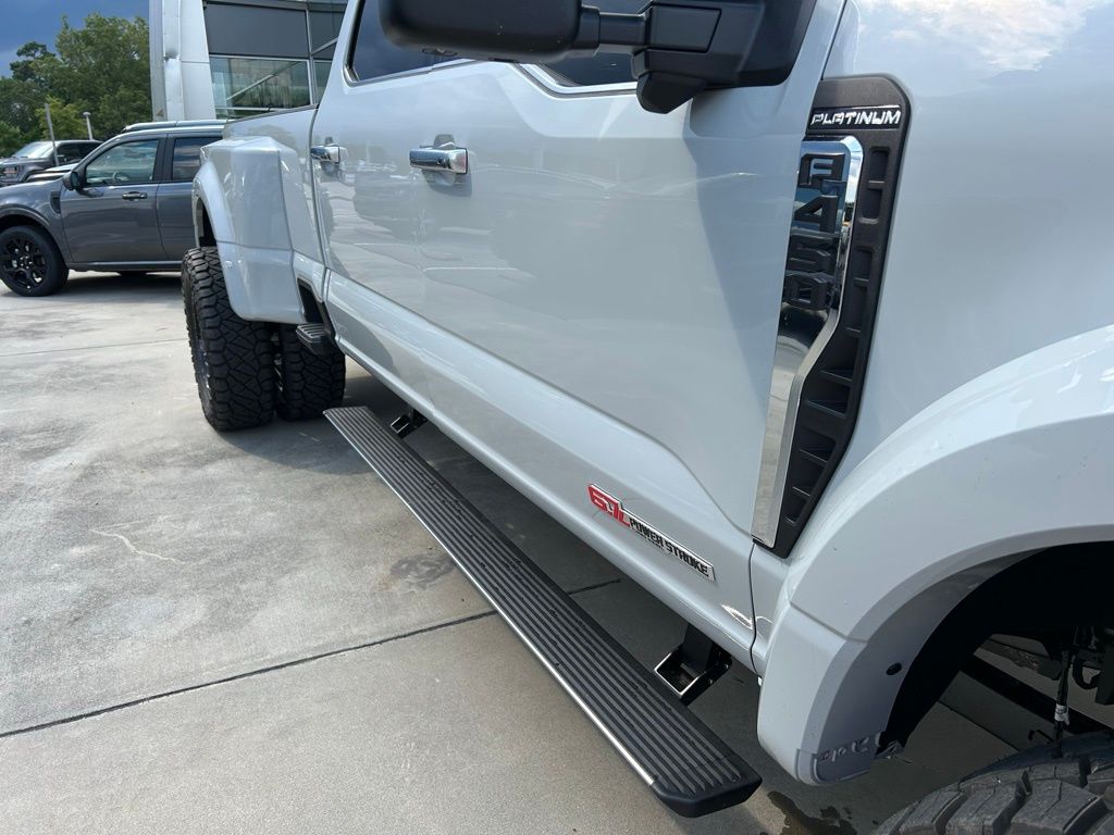 2025 Ford F-450 Super Duty Platinum