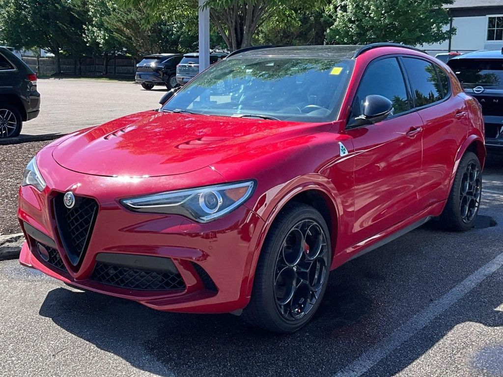 2022 Alfa Romeo Stelvio — photo 3