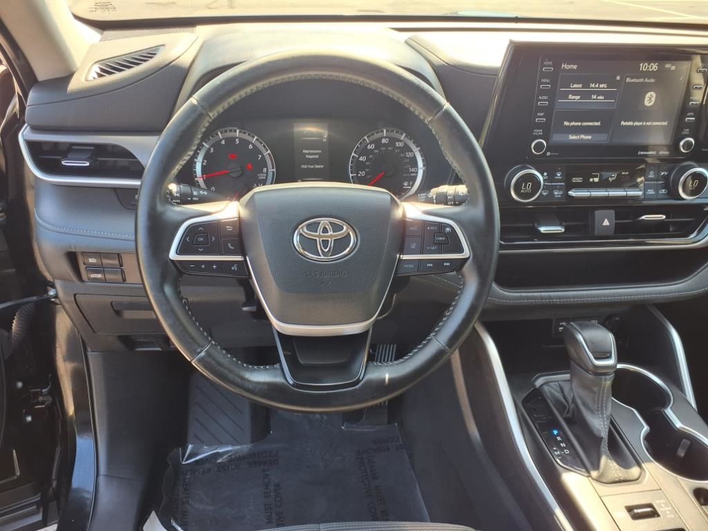 2022 Toyota Highlander LE photo 7