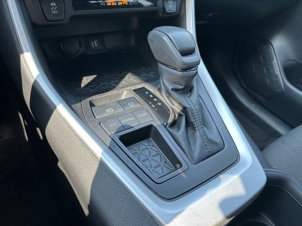 2023 Toyota RAV4 XLE 27