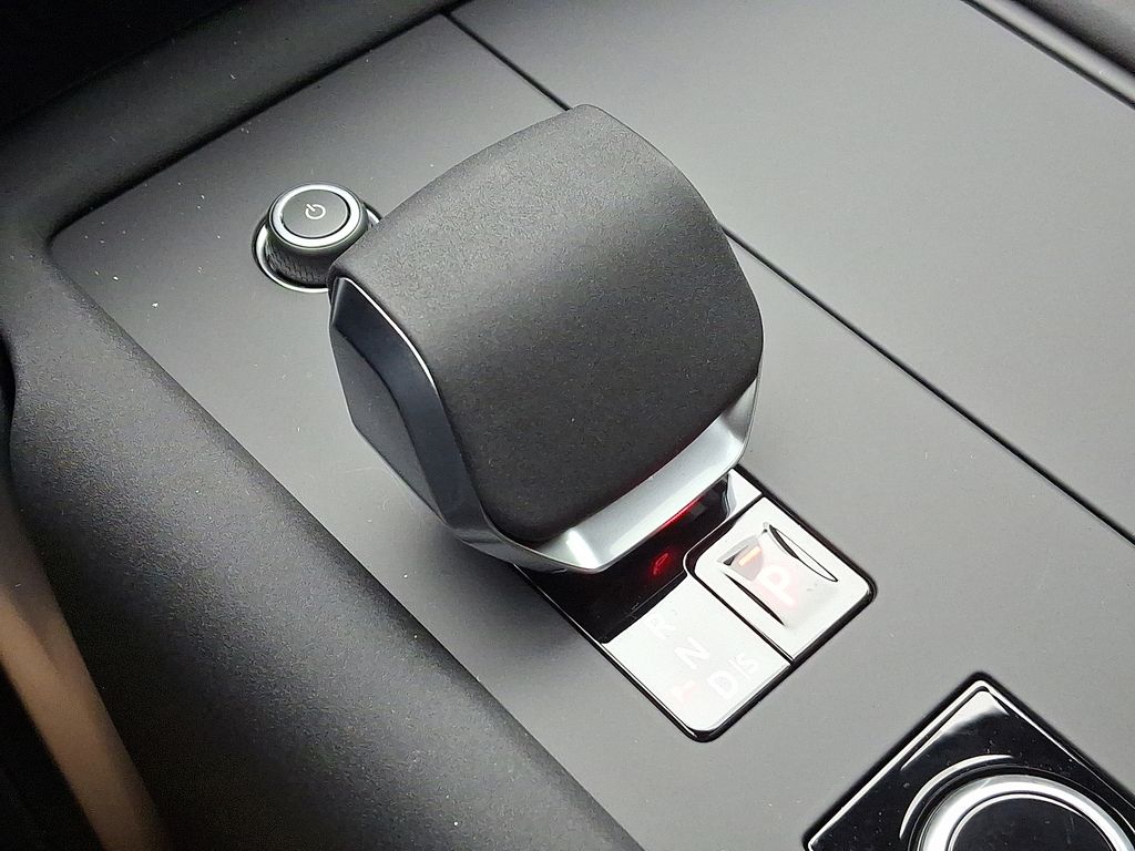 Thumbnail: 2026 Land Rover Discovery - 12