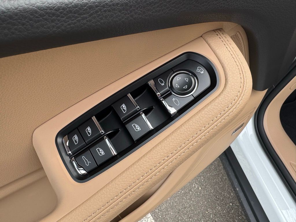 2025 Porsche Macan  26