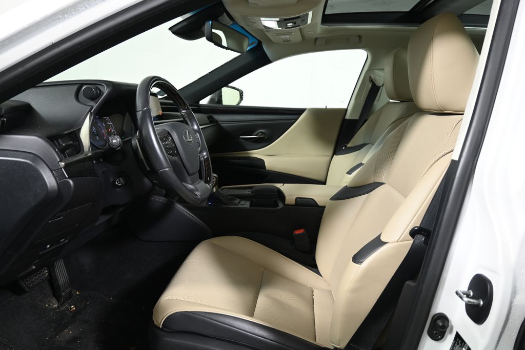 Thumbnail: 2021 Lexus ES - 3