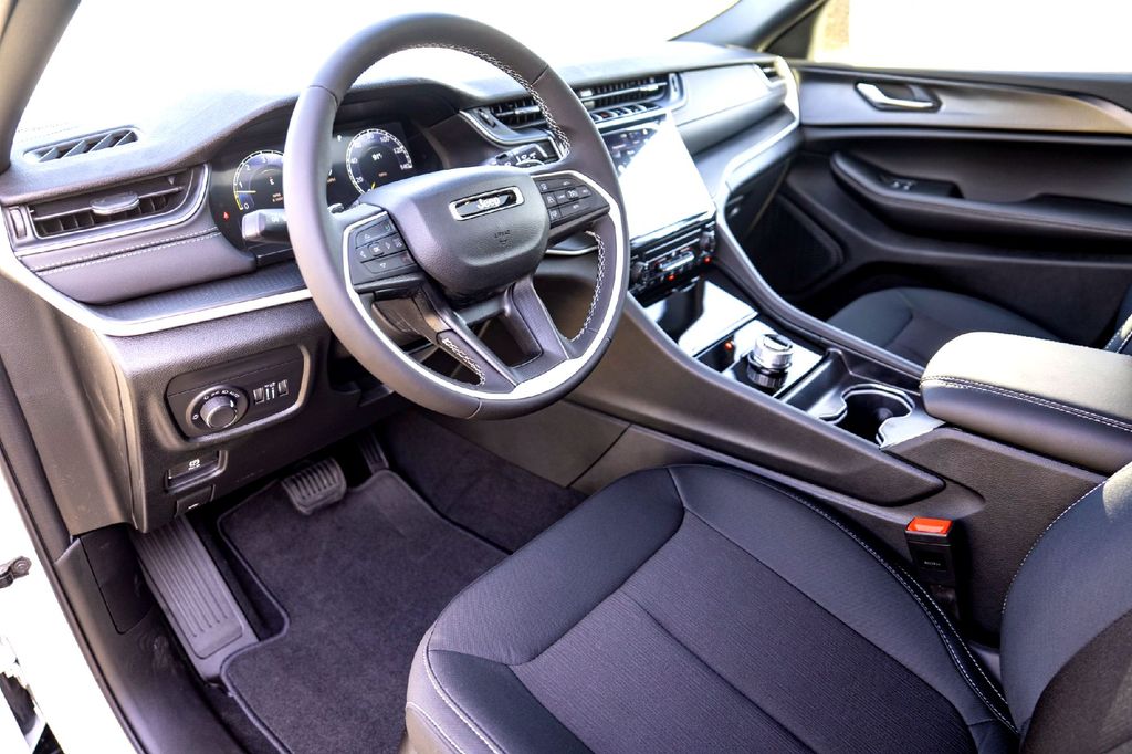 New Car 2025 Jeep Grand Cherokee  Laredo X For Sale Under $40,000 In Taylor, Texas