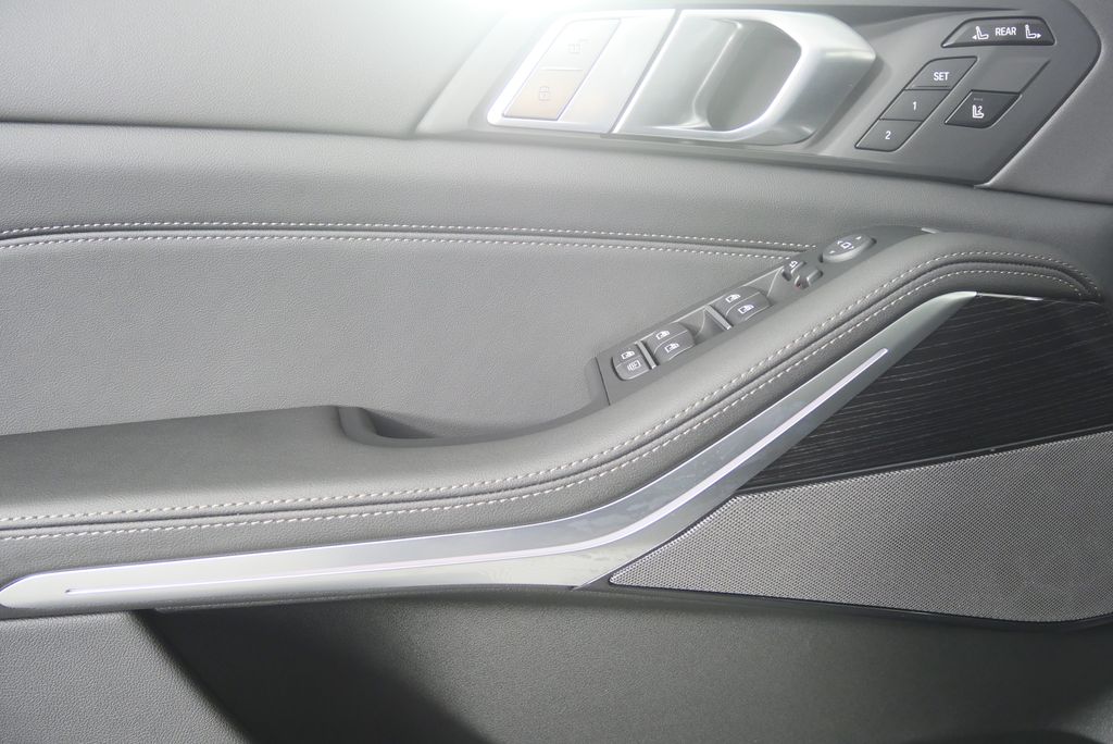 Thumbnail: 2026 BMW X7 - 8