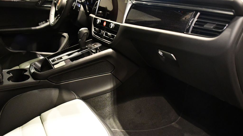 Thumbnail: 2026 Porsche Macan - 27