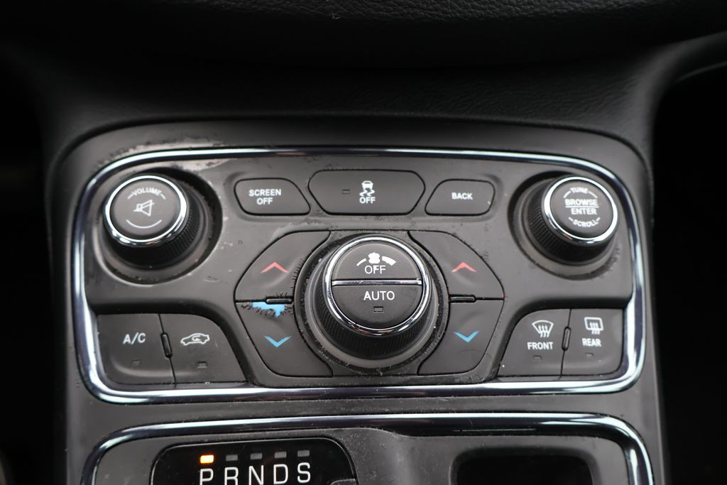 Thumbnail: 2016 Chrysler 200 - 25