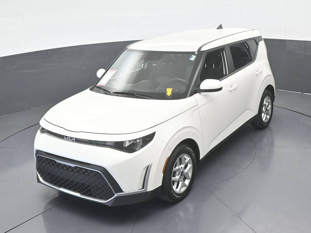 Used 2024 Snow White Pearl Kia LX image 42