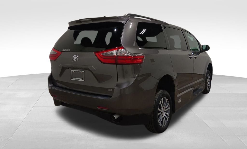 2020 Toyota Sienna XLE