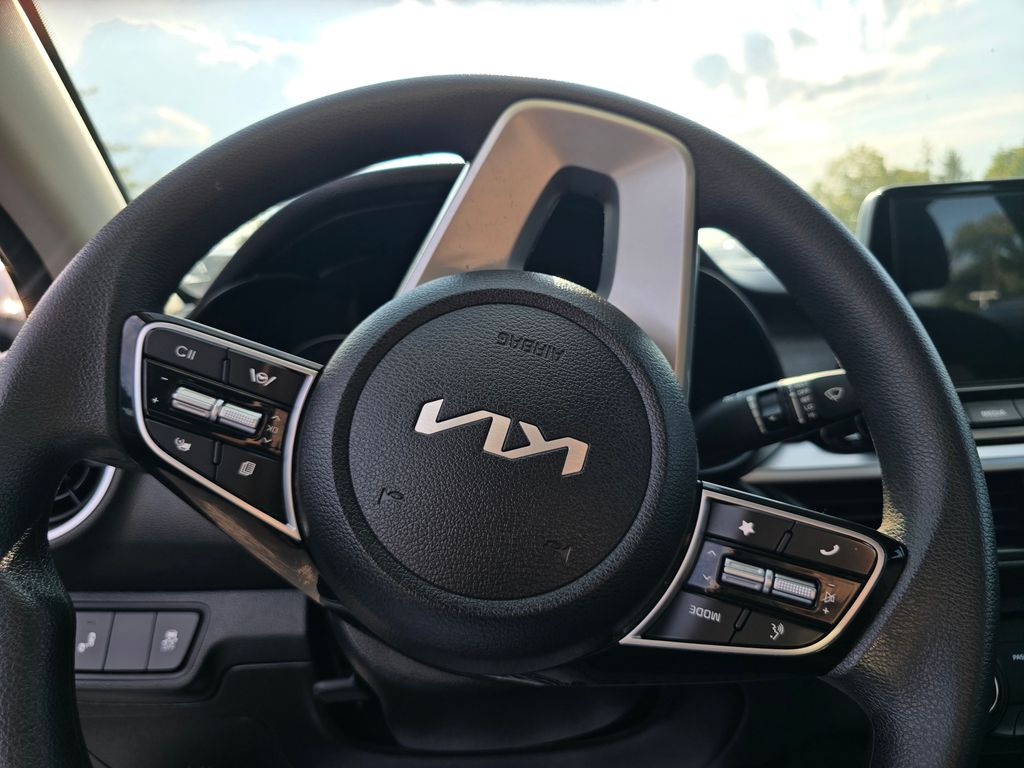 Used 2024 White Kia LXS image 18