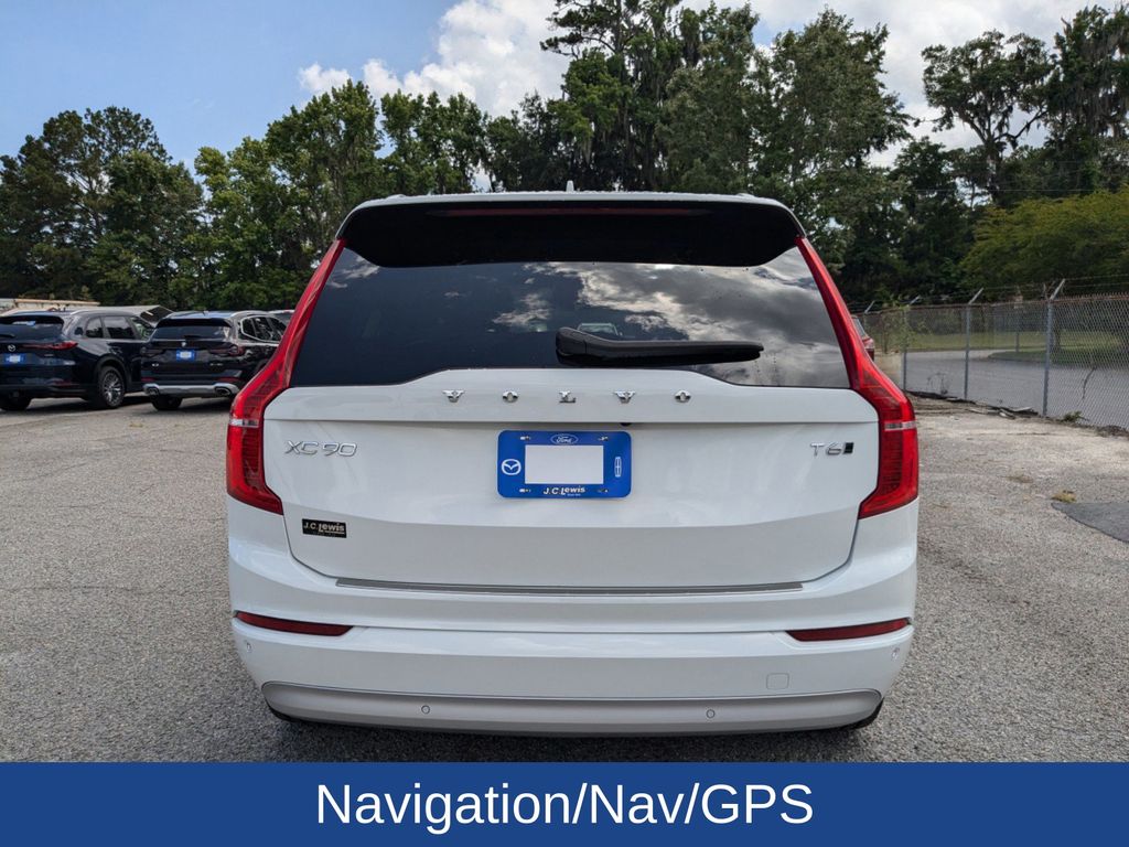 2022 Volvo XC90 T6 Momentum 6-Passenger
