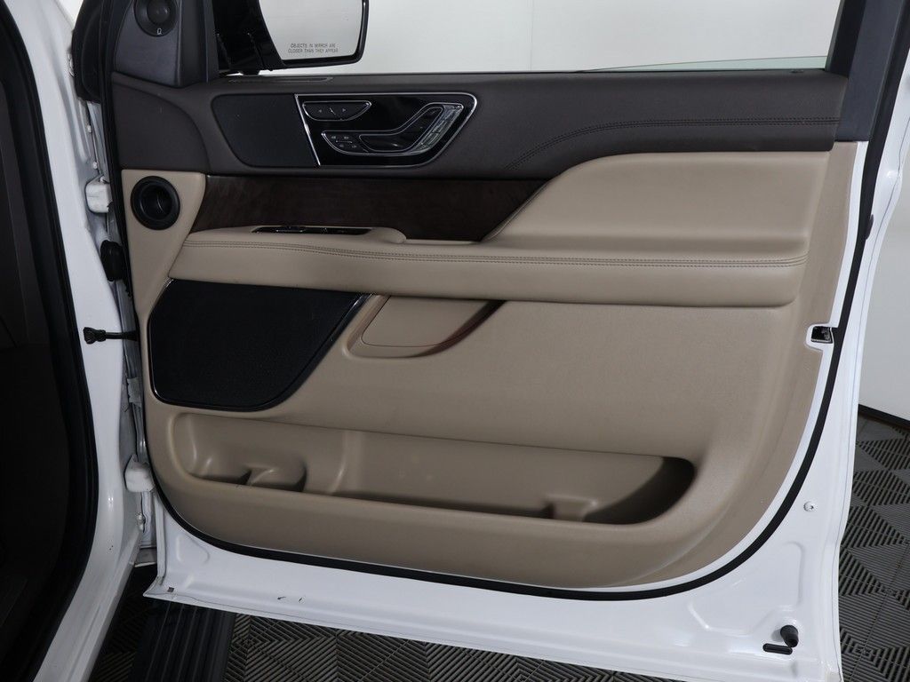 Used 2022 White Lincoln Reserve image 32