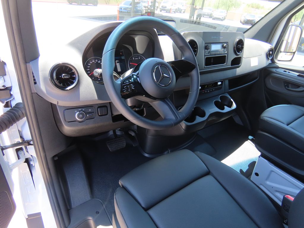 Thumbnail: 2025 Mercedes-Benz Sprinter - 10