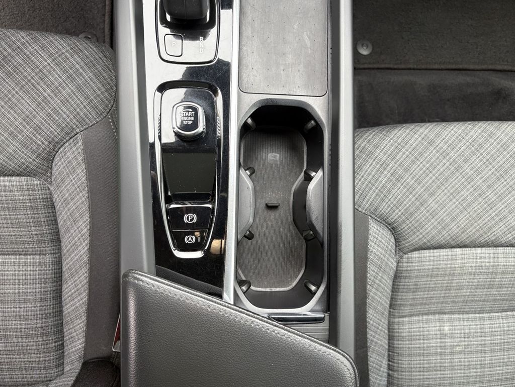 2022 Volvo XC60 B5 Momentum