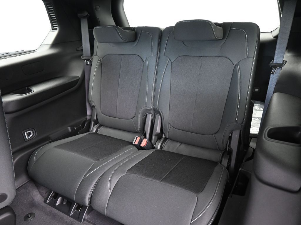 New 2026 Diamond Black Crystal Pearlcoat Jeep Laredo image 28