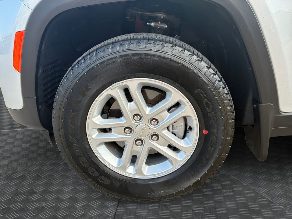 New Car 2025 Jeep Grand Cherokee  Laredo For Sale Under $35,000 In Austin, Texas