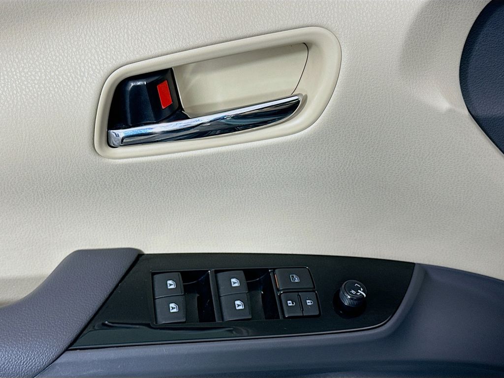 Thumbnail: 2017 Toyota Prius - 17