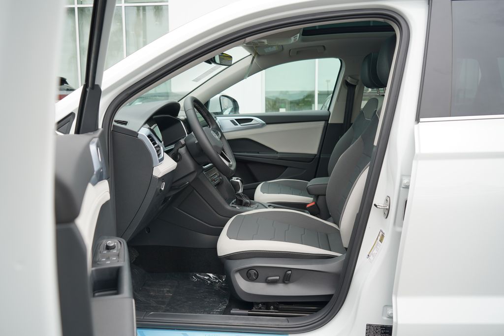 2025 Volkswagen Taos SE 6