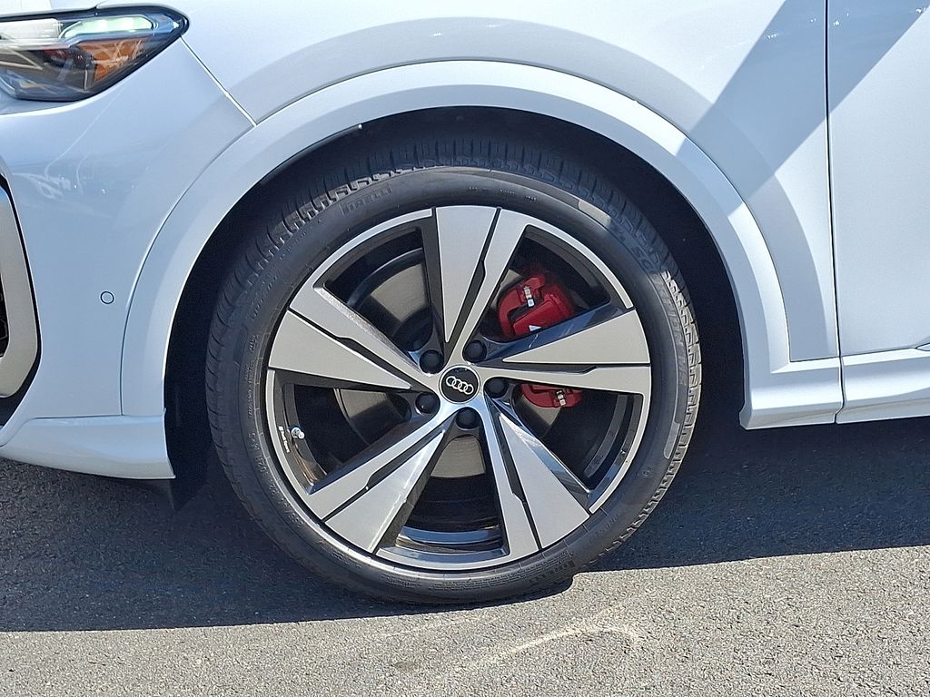 Thumbnail: 2026 Audi SQ5 - 5