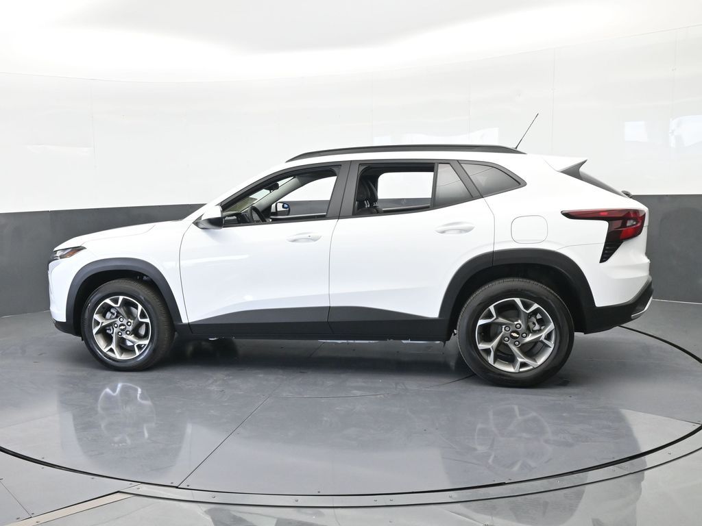 Used 2025 Summit White Chevrolet LT image 3