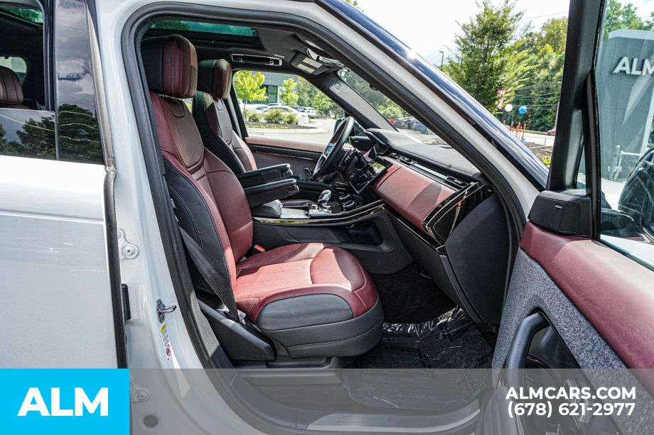 Used 2023 White Land Rover SE Dynamic image 22