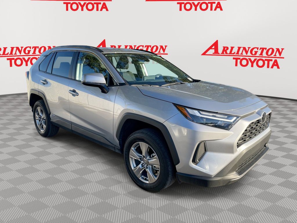 2025 Toyota RAV4 XLE's photo