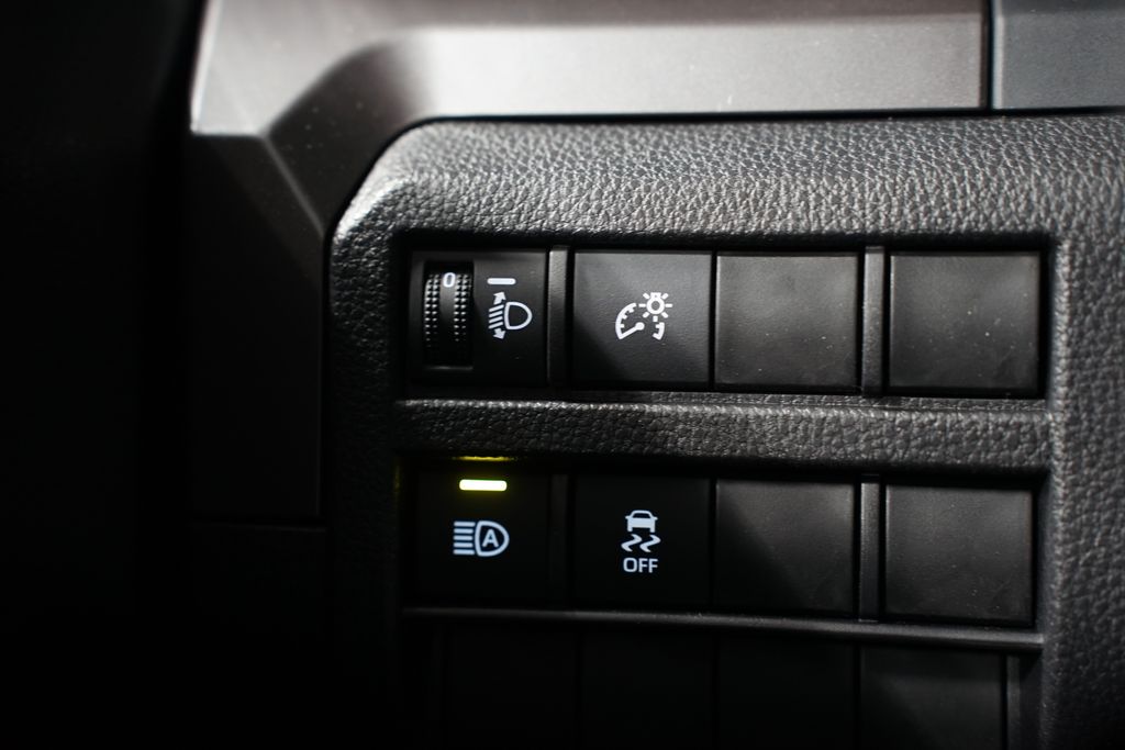 2025 Toyota Tacoma SR5 25