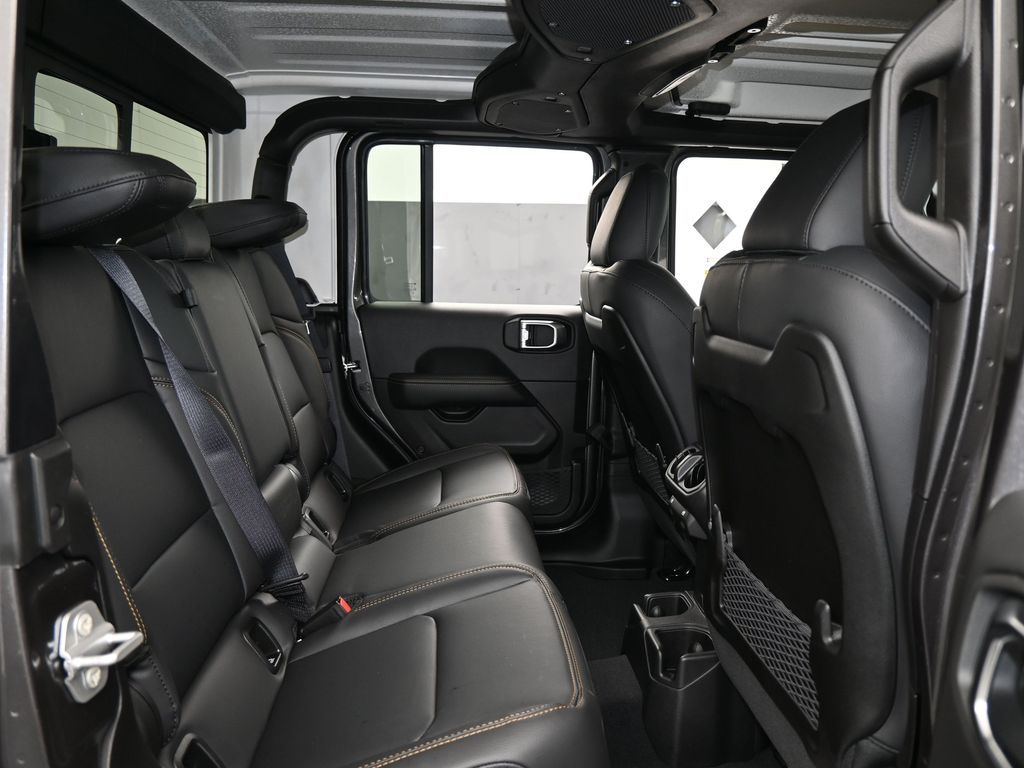 New 2026 Granite Crystal Metallic Clearcoat Jeep Sahara image 35