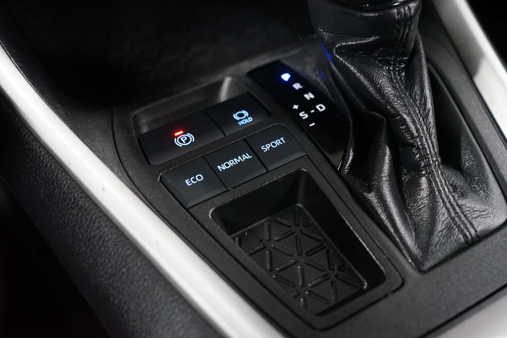 Thumbnail: 2021 Toyota RAV4 - 21