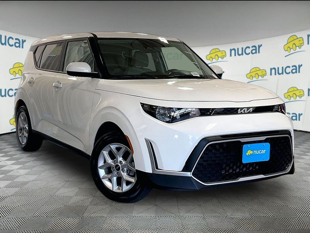 White 2025 Kia Soul SUV / Crossover Front-Wheel Drive Continuously Variable Transmission
