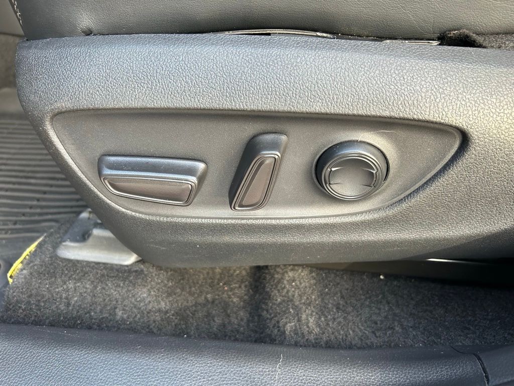 Thumbnail: 2019 Toyota RAV4 - 23