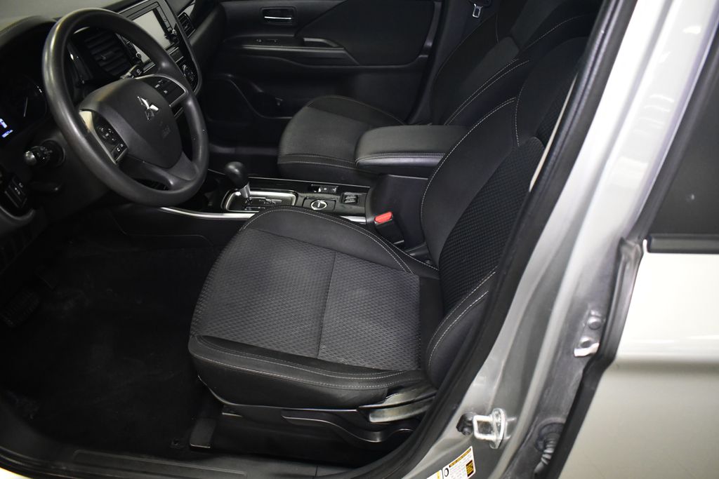 Thumbnail: 2019 Mitsubishi Outlander - 25