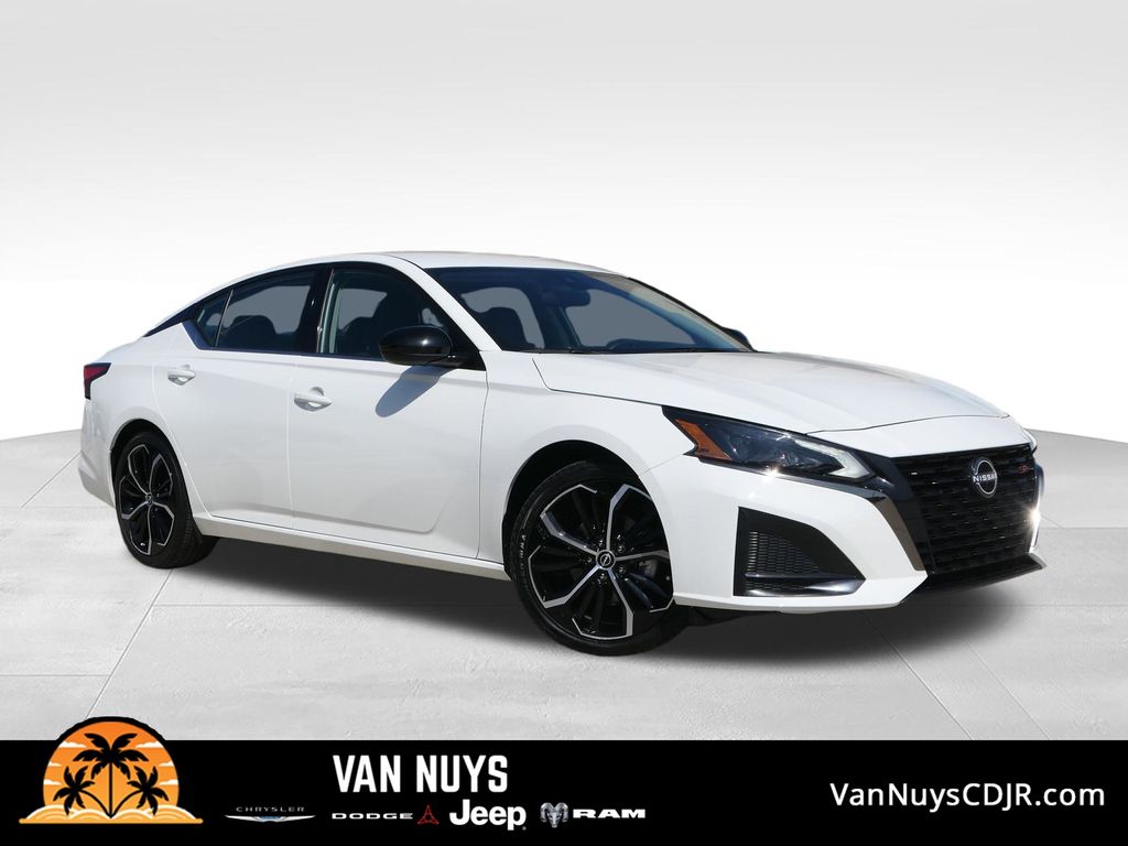 Glacier White 2024 Nissan Altima Sedan Front-Wheel Drive Continuously Variable Transmission