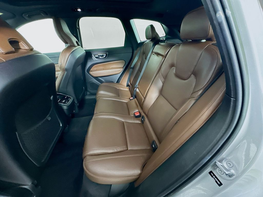 2022 Volvo XC60 B5 Inscription 24