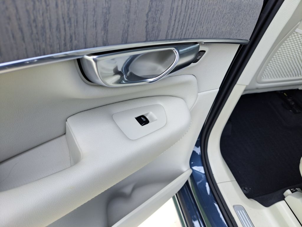2025 Volvo XC90 Plus - Photo 12
